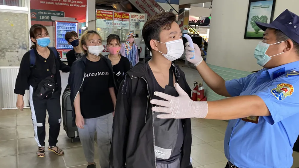 Theo chỉ đạo của Sở GTVT, hành khách đi xe đều phải kiểm tra thân nhiệt trước khi lên xe. Ảnh: CAO THĂNG