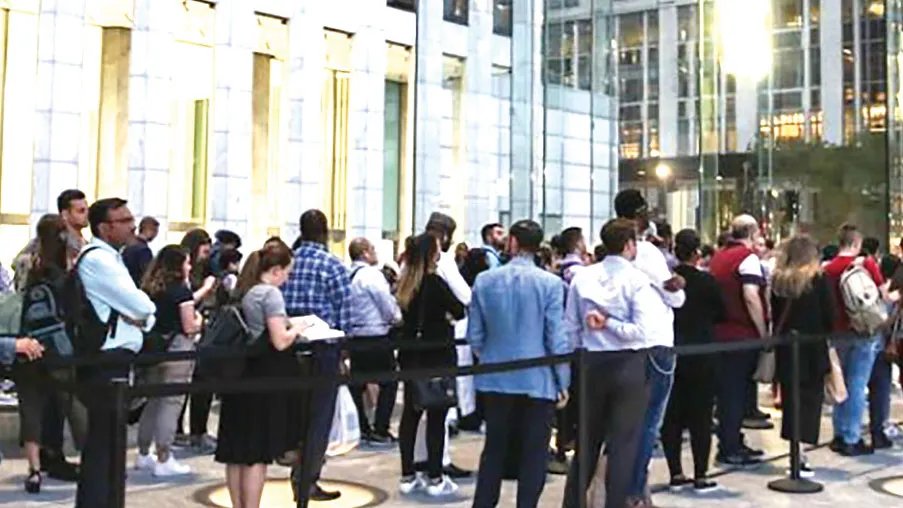 Cảnh xếp hàng chờ mua điện thoại mới ra mắt sẽ khó diễn ra khi đại dịch Covid-19 vẫn hoành hành