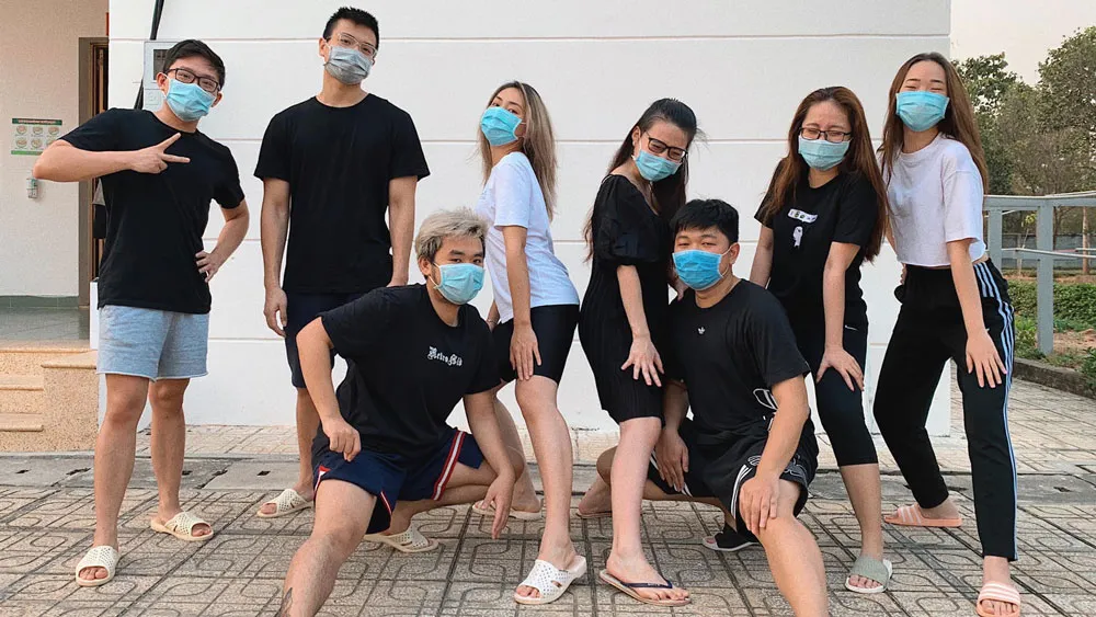 Nhóm du học sinh về từ Anh, chụp ảnh kỷ niệm  tại Bệnh viện Bệnh lý hô hấp cấp tính Củ Chi sau khi hoàn thành thời gian cách ly y tế