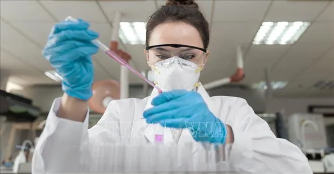 Nghiên cứu điều chế vaccine ngừa virus SARS-CoV-2 tại phòng thí nghiệm của Trung tâm phòng chống dịch bệnh Mỹ. Ảnh: Medical News Today/TTXVN