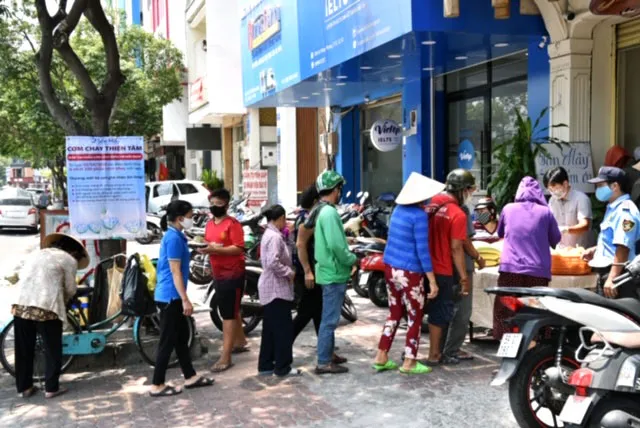 Tình người thành phố mang tên Bác ảnh 7