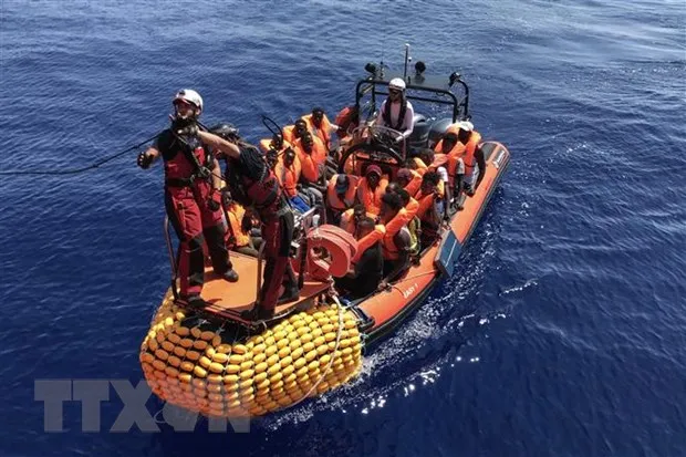 Người di cư được cứu trên Địa Trung Hải ngày 12-8-2019. Ảnh: AFP/TTXVN)