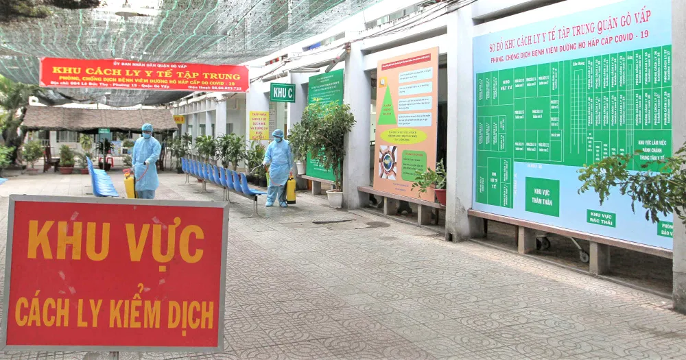 Ở mỗi khu cách ly, nhân viên y tế dự phòng luôn túc trực  phun tiêu độc khử trùng. Ảnh: HOÀNG HÙNG