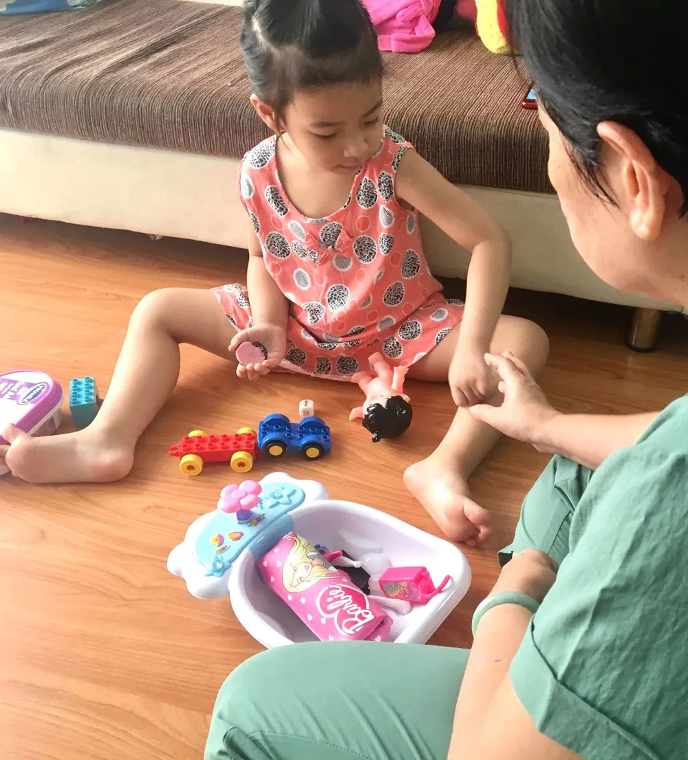 Bé vui chơi cùng người thân  trong gia đình