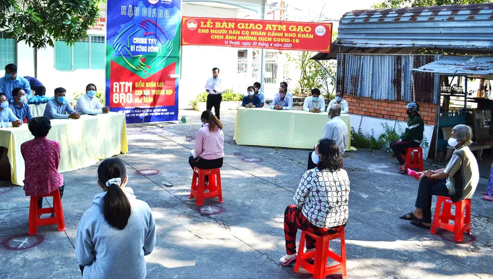 Người nghèo Hậu Giang  đến nhận gạo ở máy ATM.  Ảnh: CAO PHONG