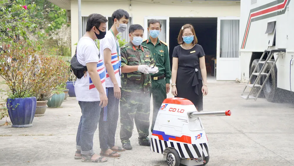 Robot CD1.0 của nhóm nghiên cứu Trường ĐH Tôn Đức Thắng được bàn giao  cho Trung tâm cách ly tập trung phòng chống dịch Covid-19 tại Ký túc xá ĐH Quốc gia TPHCM