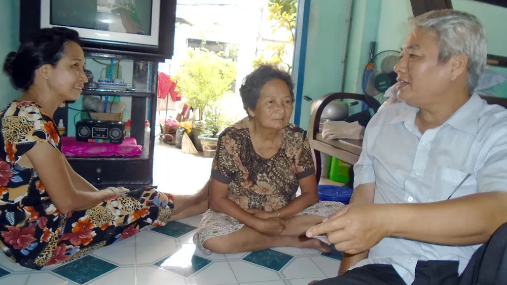 Ông Nguyễn Công Bình, Trưởng ban Điều hành khu phố 1 (phường 12, quận 10),  gặp các hộ dân thời điểm trước Tết Nguyên đán để nắm tình hình đời sống