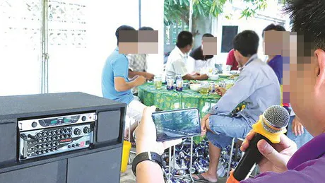 Karaoke trong khu dân cư đã trở thành tệ nạn, gây ô nhiễm tiếng ồn và gây stress. Ảnh minh họa