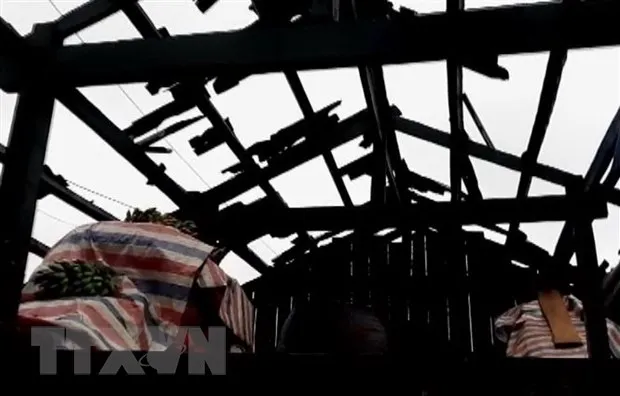 Nhiều mái nhà của dân bị mưa đá làm hư hại hoàn toàn tại xã mù Sang, huyện Phong Thổ, tỉnh Lai Châu. Ảnh: TTXVN