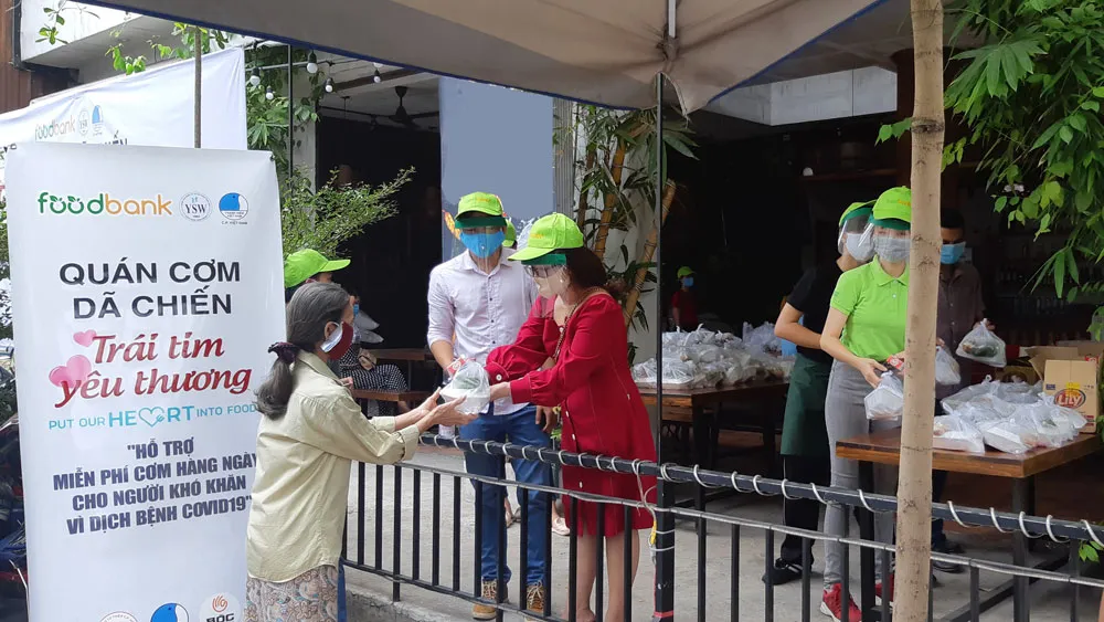 Quán cơm dã chiến “Trái tim yêu thương” được mở để cung cấp những suất cơm  tặng người nghèo đang gặp khó khăn.  Ảnh: ĐỨC TRUNG