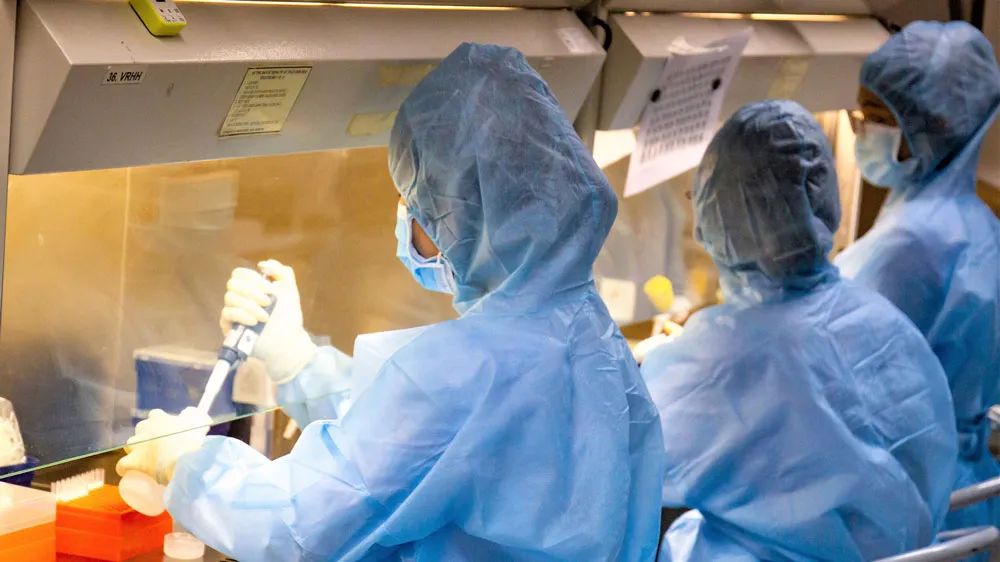 Kỹ thuật viên Phòng xét nghiệm Viện Pasteur TPHCM thực hiện thu nhận mẫu bệnh phẩm  và làm xét nghiệm. Ảnh: HOÀNG HÙNG