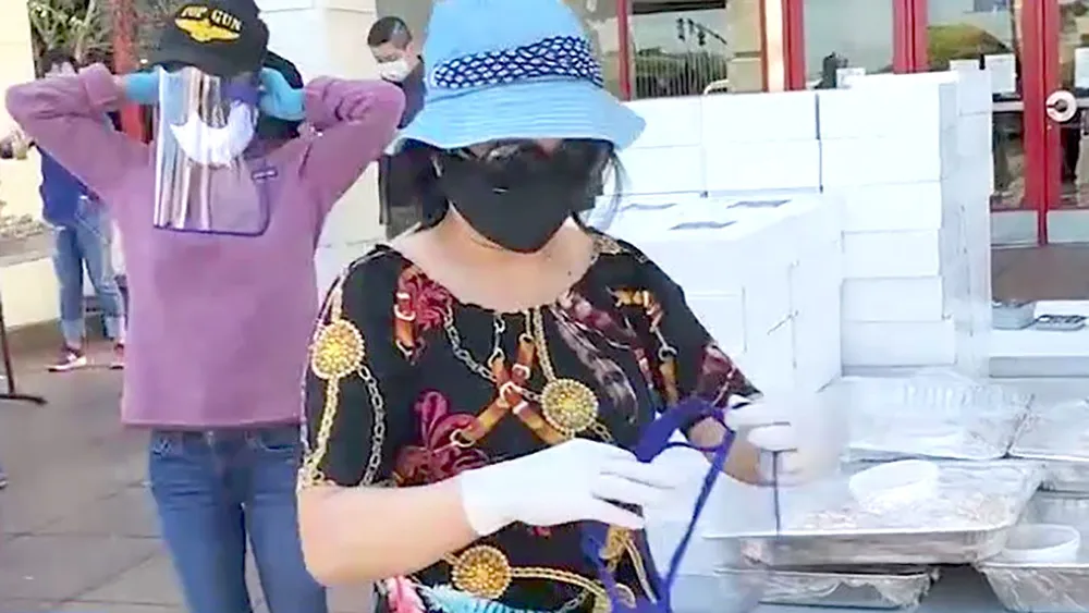 Người Việt ở Nam California (Mỹ)  ủng hộ các phần ăn cho nhân viên y tế