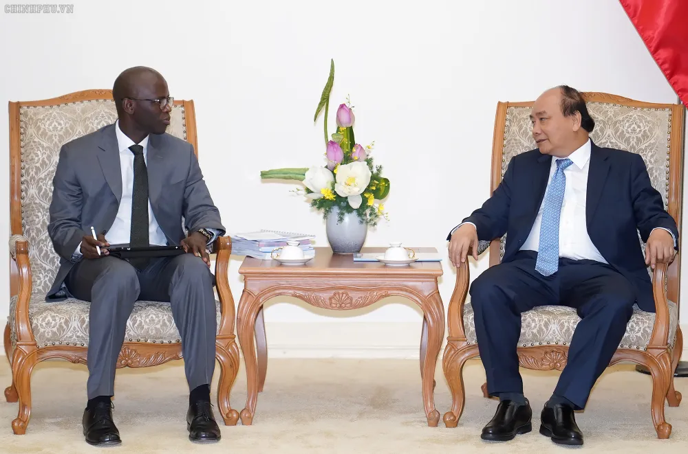 Thủ tướng Nguyễn Xuân Phúc tiếp Giám đốc quốc gia Ngân hàng Thế giới (WB) tại Việt Nam Ousmane Dione. Ảnh: VGP
