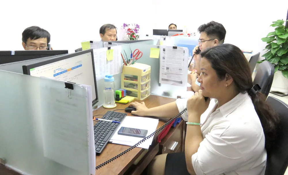 Nhân viên trực tổng đài 24/7 tiếp nhận phản ánh của khách hàng tại Công ty cổ phần Cấp nước Chợ Lớn