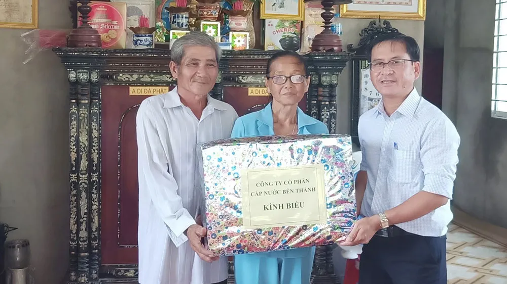 Trao tặng nhà tình nghĩa tại Bến Tre