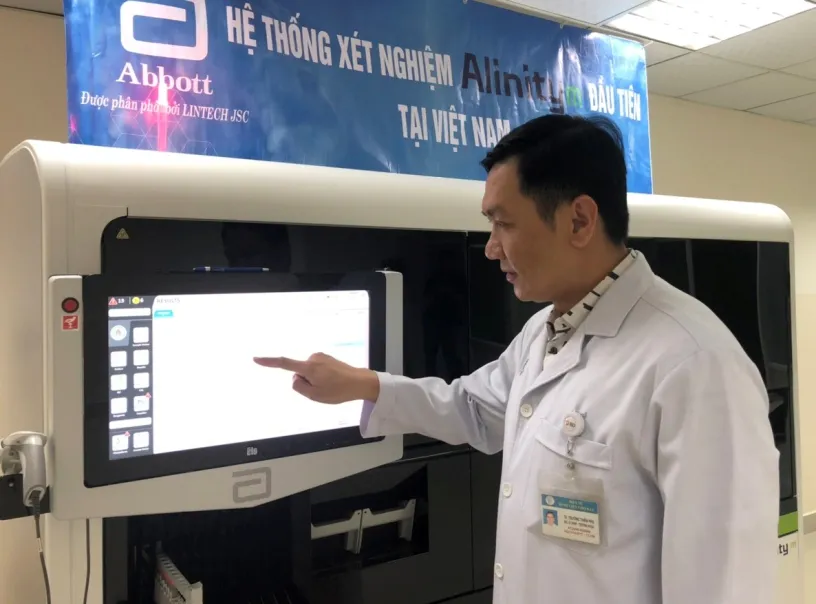 hệ thống xét nghiệm chẩn đoán bằng sinh học phân tử hiện đại Alinity m. Ảnh: VGP