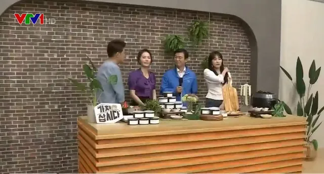 Bộ trưởng Thủy Sản và Ngư nghiệp Hàn Quốc cùng người dẫn chương trình giới thiệu lợi ích sức khỏe của món rong biển muối. Ảnh: VTV