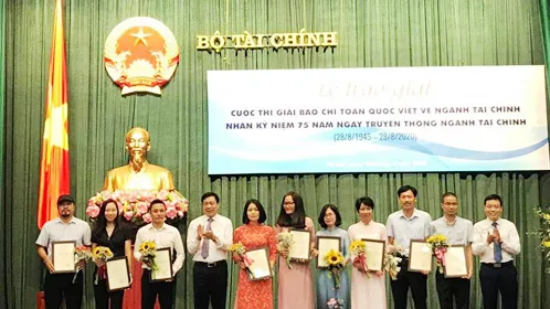 Trao giải cho nhóm tác phẩm, tác giả  đạt giải A. Ảnh: HNV