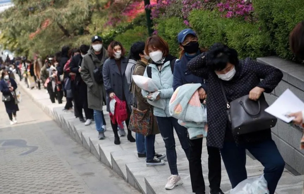 Người đăng ký tìm việc xếp hàng chờ phỏng vấn tại Seoul, Hàn Quốc. Ảnh: Reuters/TTXVN