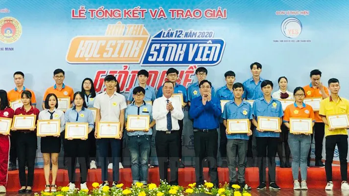 Trao giải cho các thí sinh đoạt giải nhất hội thi.