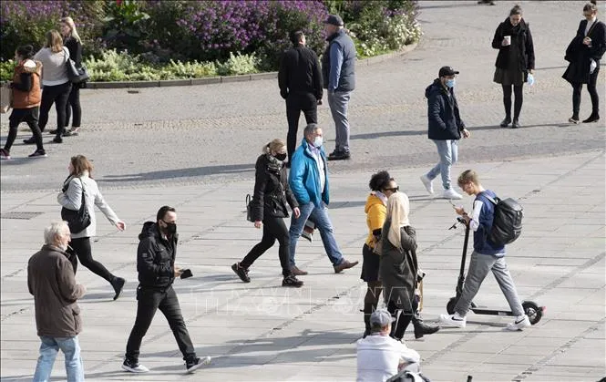 Người dân đeo khẩu trang phòng dịch COVID-19 tại Stuttgart, miền Nam Đức. Ảnh: AFP/TTXVN