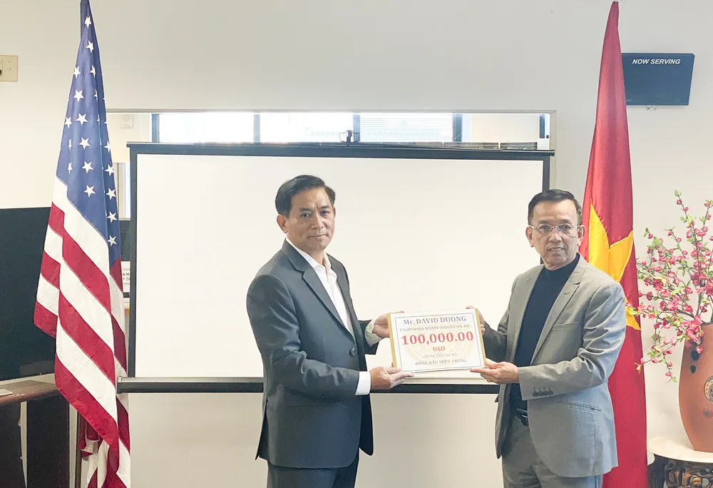 Kiều bào hướng về đồng bào miền Trung ảnh 1