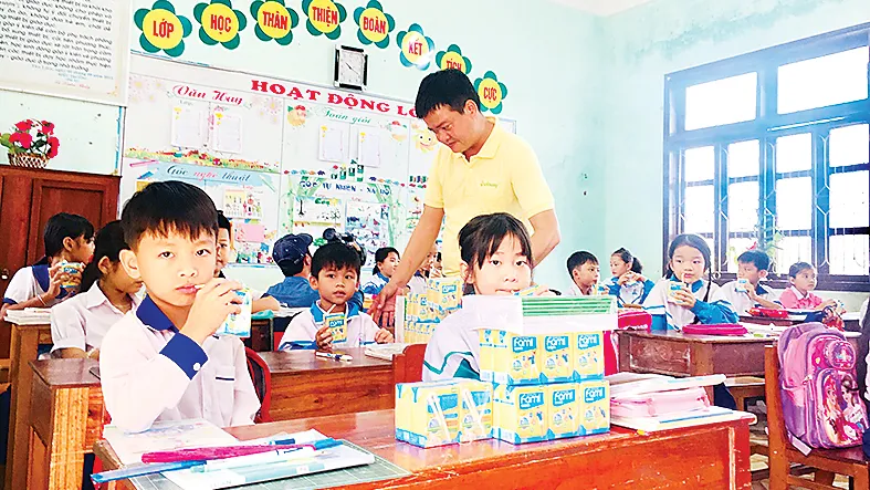 Hơn 35.000 phần quà Vinasoy tiếp sức học sinh vùng lũ