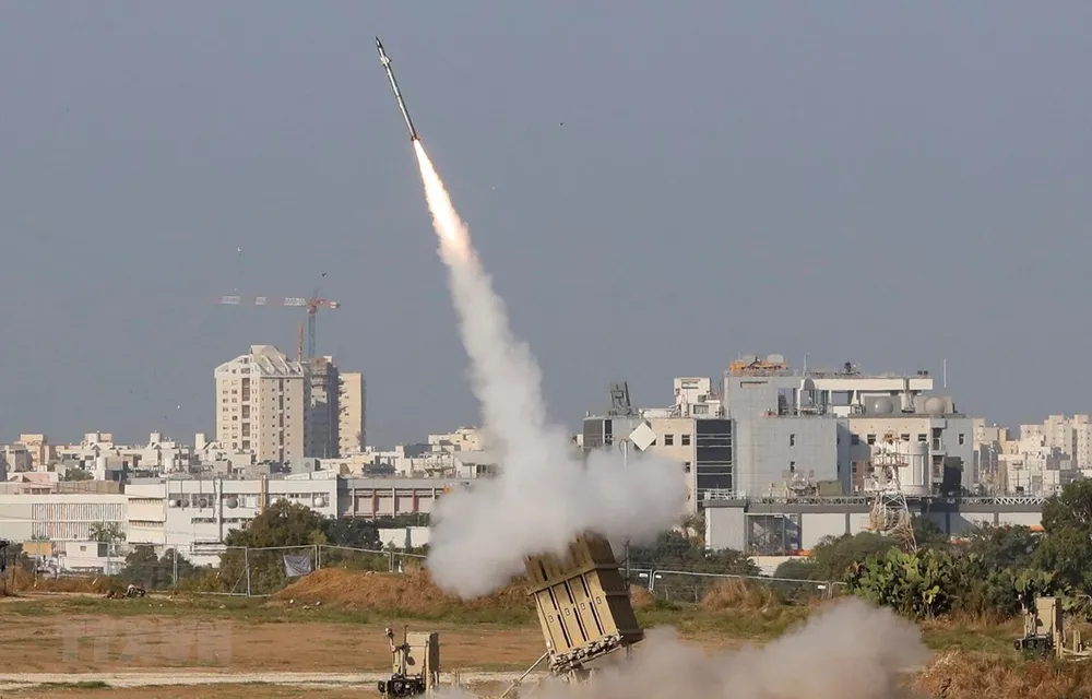 Tên lửa đánh chặn được phóng từ hệ thống phòng không Iron Dome tại thành phố Ashdod, Israel ngày 12/11/2019. Ảnh: AFP/TTXVN