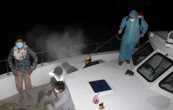 Lực lượng chức năng khử trùng phương tiện vận chuyển những người vượt biên trái phép 