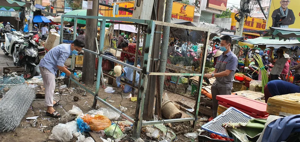 Trạm điện chợ Bà Chiểu đã được làm lại rào chắn