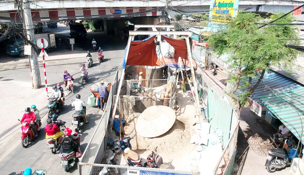 Công trình thi công rào chắn trên đường Phạm Thế Hiển, quận 8, ngày 2-1-2021. Ảnh: CAO THĂNG