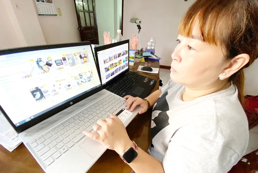 Tìm hiểu sản phẩm bán trên trang thương mại điện tử. Ảnh: CAO THĂNG