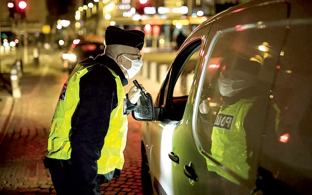 Cảnh sát Pháp yêu cầu người dân thực hiện lệnh giới nghiêm