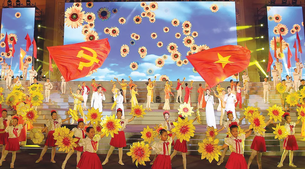 Một tiết mục tại chương trình nghệ thuật đặc biệt  Mãi mãi mùa xuân có Đảng. Ảnh: DŨNG PHƯƠNG