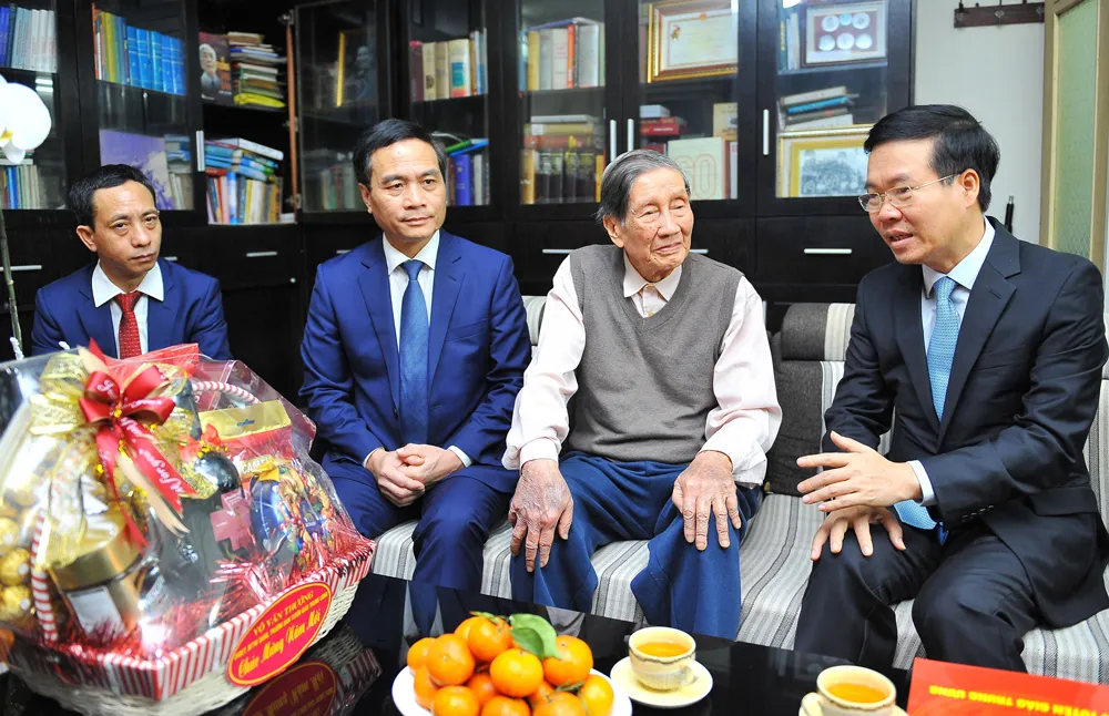Trưởng Ban Tuyên giáo Trung ương Võ Văn Thưởng  thăm, chúc tết nhạc sĩ Phạm Tuyên.  Ảnh: TTXVN