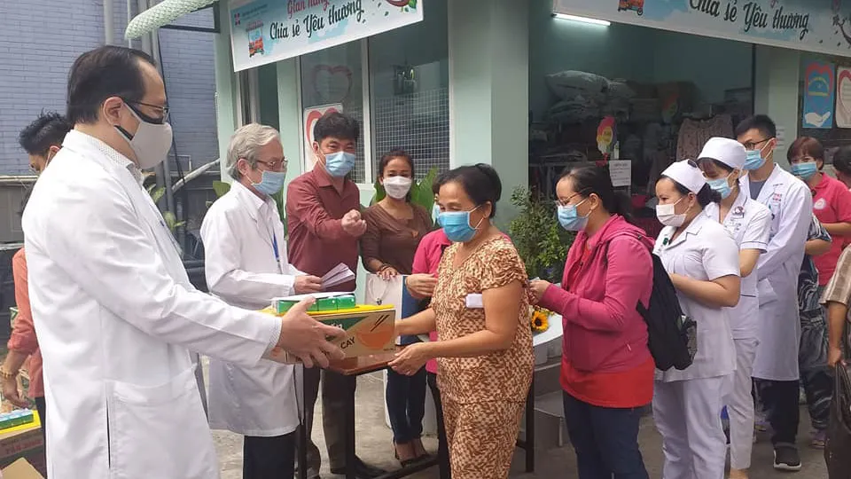 Tặng 200 phần quà tết cho bệnh nhân nghèo và nhân viên y tế khó khăn ảnh 1
