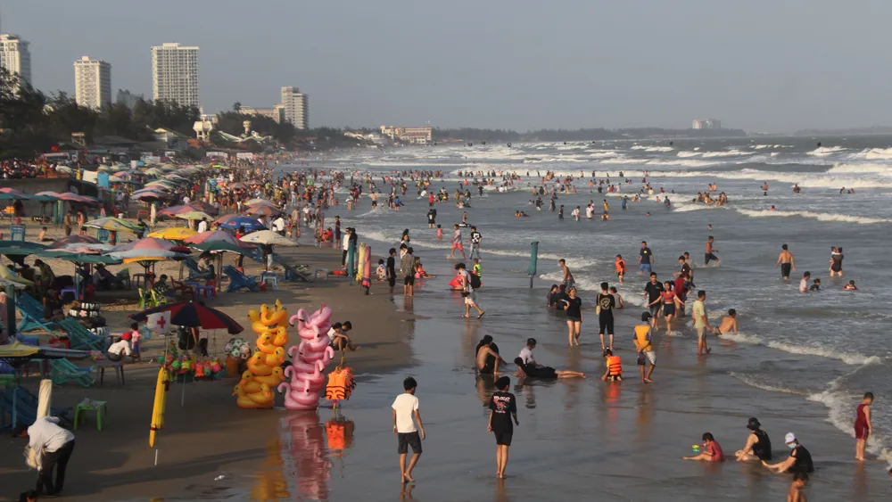 Du khách vui chơi tắm biển trong dịp Tết Tân Sửu tại TP Vũng Tàu