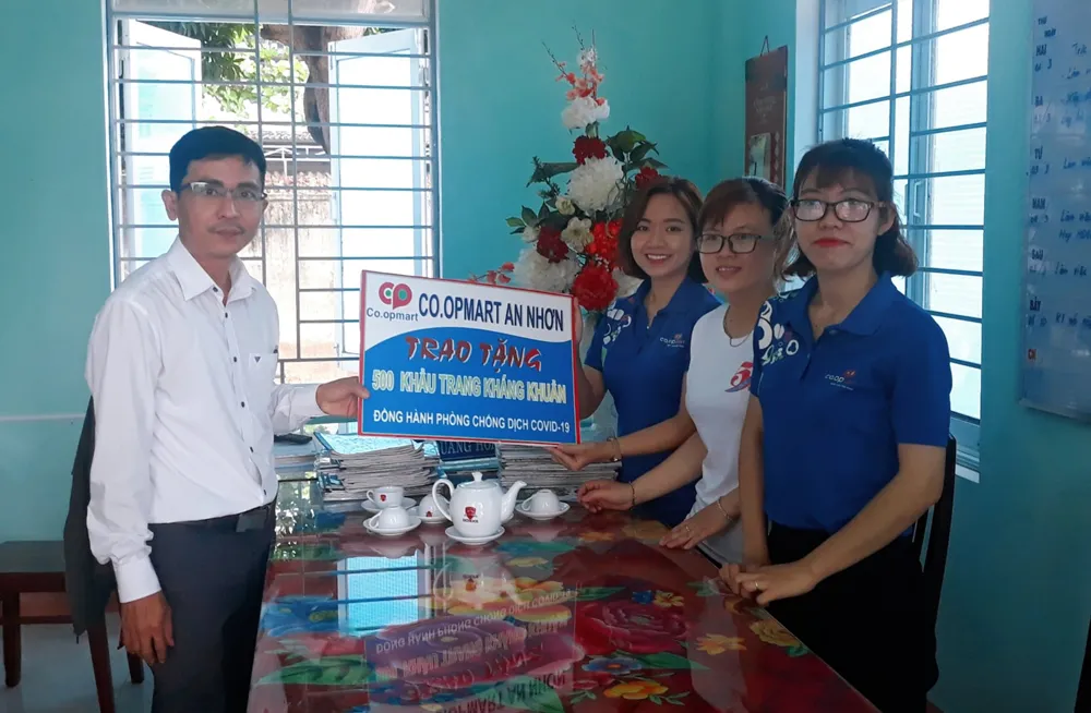 Đại diện Co.opmart Quy Nhơn và Co.opmart An Nhơn  tặng khẩu trang cho địa phương