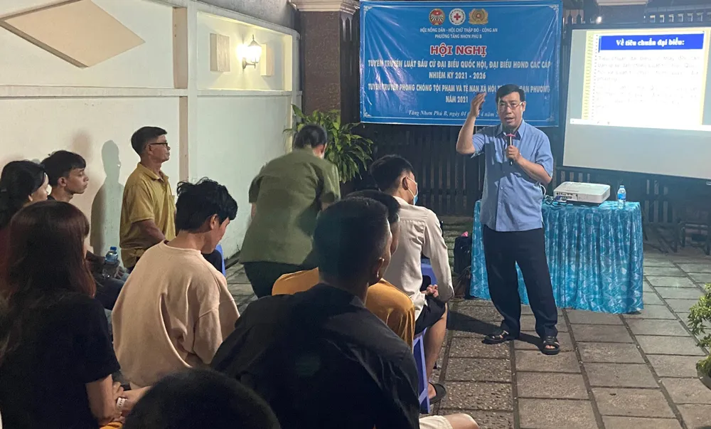 Ông Lê Minh Đức tuyên truyền về Luật bầu cử  cho người ở trọ tại TP Thủ Đức