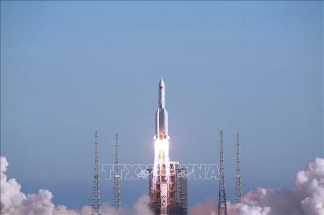 Tên lửa đẩy Trường Chinh-5B rời bệ phóng tại Trung tâm Phóng vệ tinh Văn Xương ở tỉnh Hải Nam, Trung Quốc, ngày 5-5-2020. Ảnh minh họa: THX/TTXVN