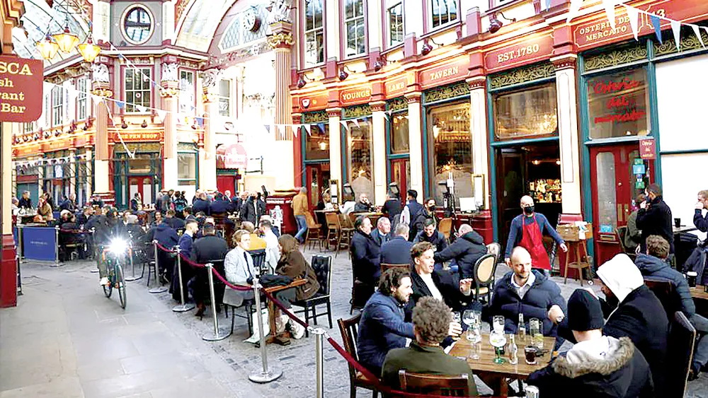 Nhịp sống ở London dần trở lại bình thường sau khi  các lệnh hạn chế được giảm bớt.  Ảnh: Reuters