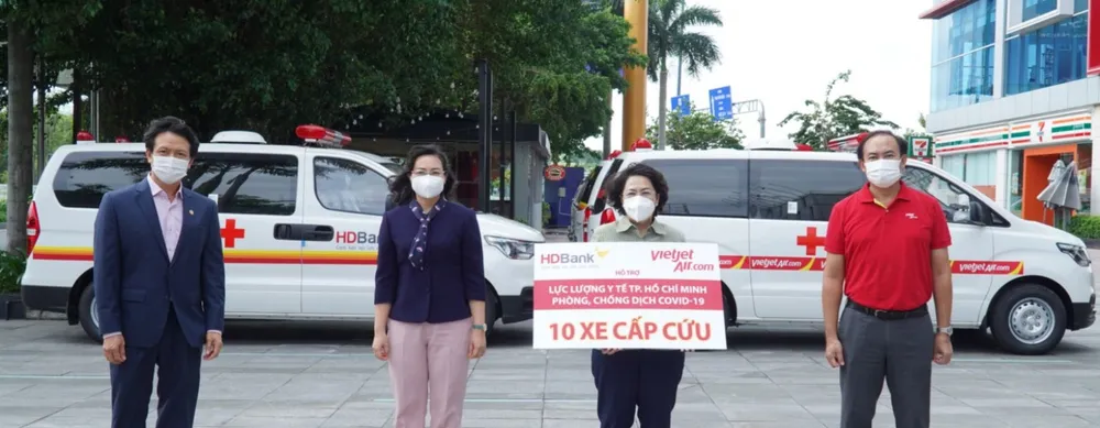 Tập đoàn Sovico tặng 10 xe cứu thương, chuyên chở hàng ngàn y bác sĩ, tặng hàng trăm ngàn suất cơm tại TPHCM ảnh 1