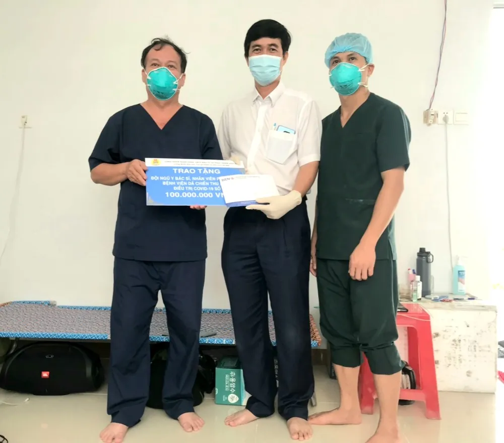 300 triệu đồng tặng y, bác sĩ tuyến đầu chống dịch ảnh 2