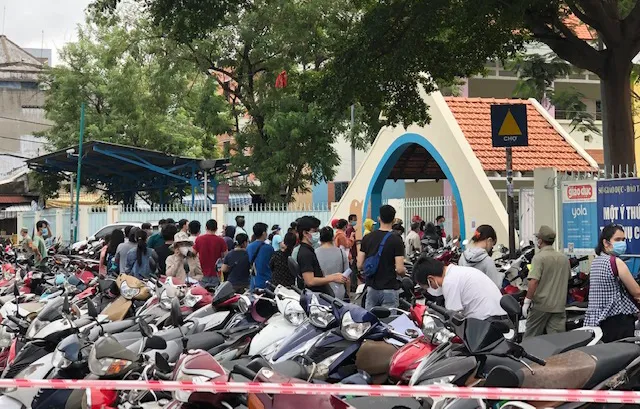 Tụ tập đông người tại điểm tiêm vaccine  Trường Mầm non Anh Đào (quận Gò Vấp)