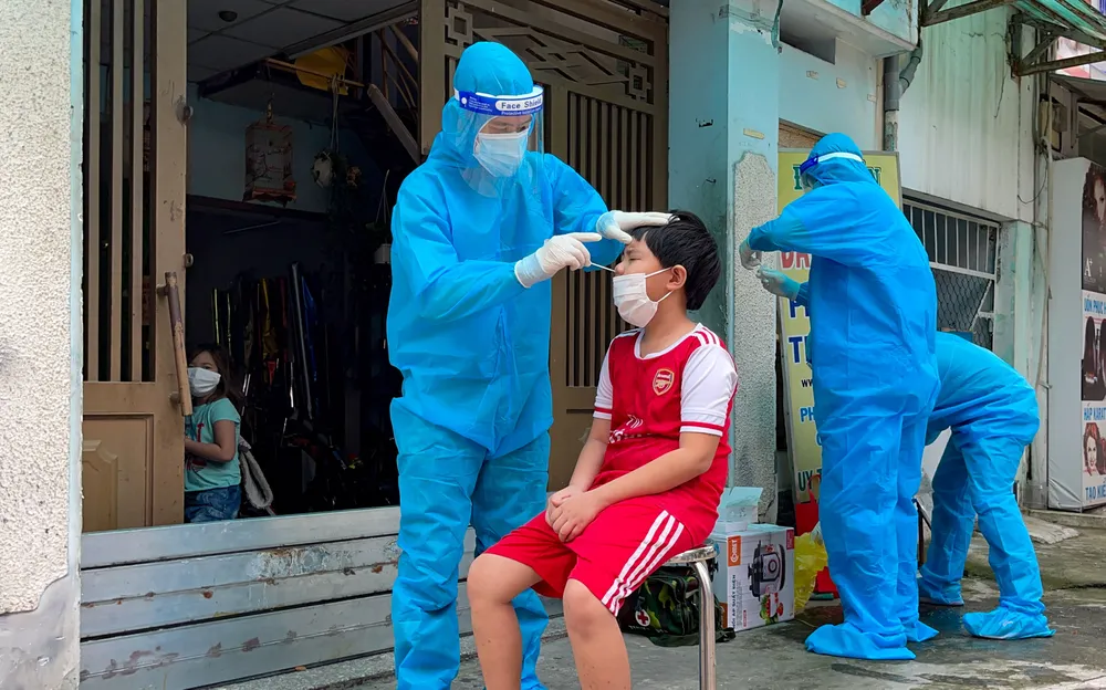 Sự sống từ những ngày mưa bão - Hai màu áo xanh ảnh 1