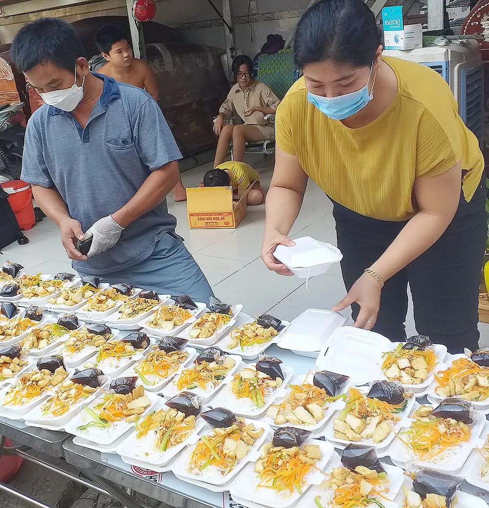 Những hộp bún xào chay nghĩa tình