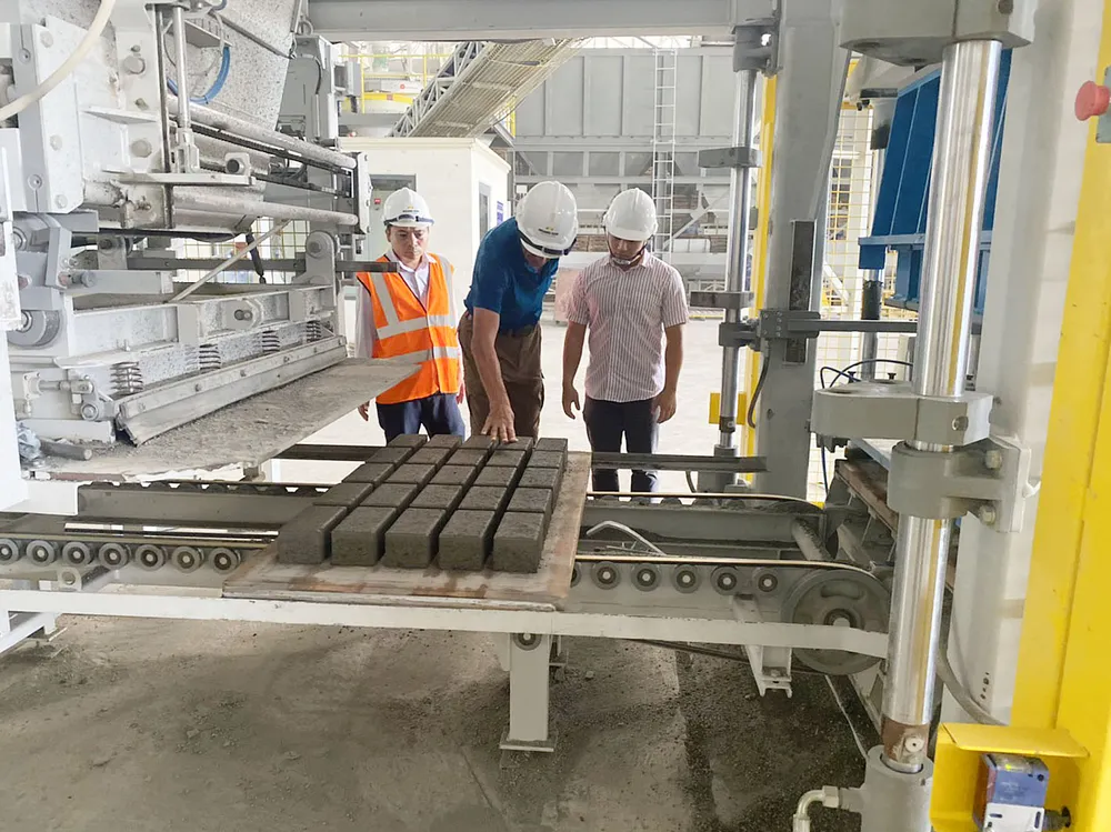 Sản xuất gạch không nung tại nhà máy  của Công ty Hoàng Sơn Fly Ash and Cement