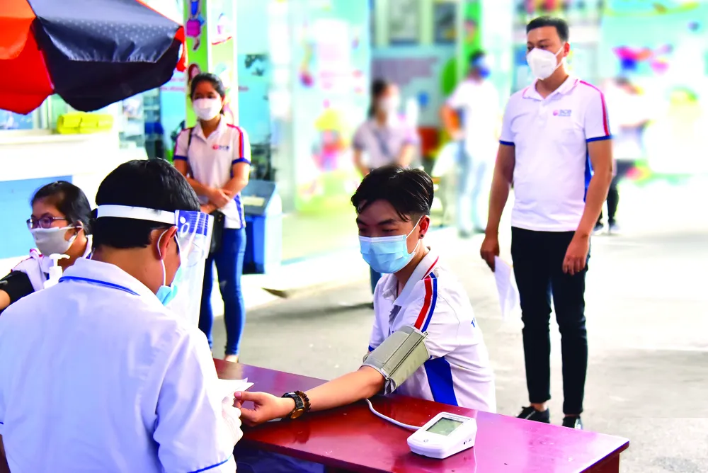 Hình ảnh tiêm ngừa vắc xin CBNV SCB