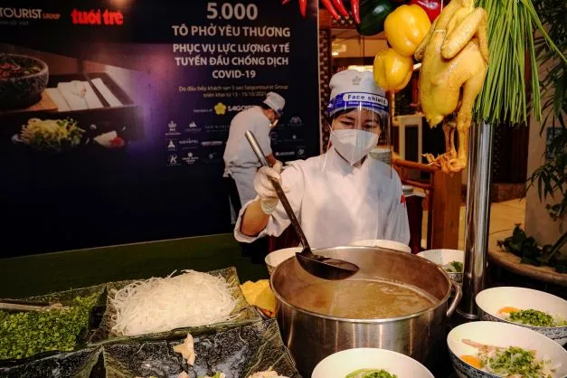 Chương trình 5.000 tô phở yêu thương phục vụ lực lượng y tế tuyến đầu chống dịch ảnh 3