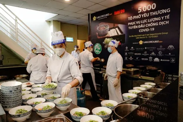 Chương trình 5.000 tô phở yêu thương phục vụ lực lượng y tế tuyến đầu chống dịch ảnh 4